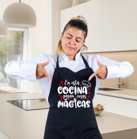 DELANTAL "EN ESTA COCINA PASAN COSAS MAGICAS